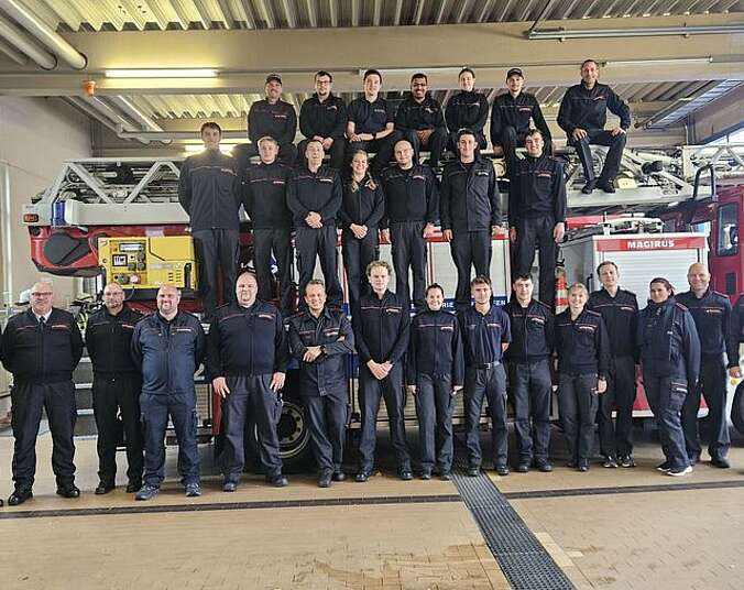 Mannschaftsbild der Teilnehmenden und Ausbildern