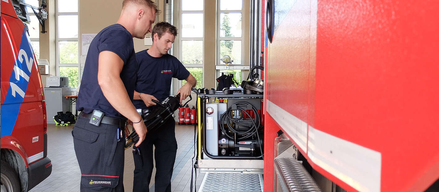 zwei Feuerwehrmänner Gerätewartung