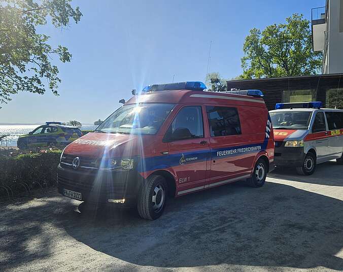 Die Einsatzleitwagen der Feuerwehr Friedrichshafen und der DLRG