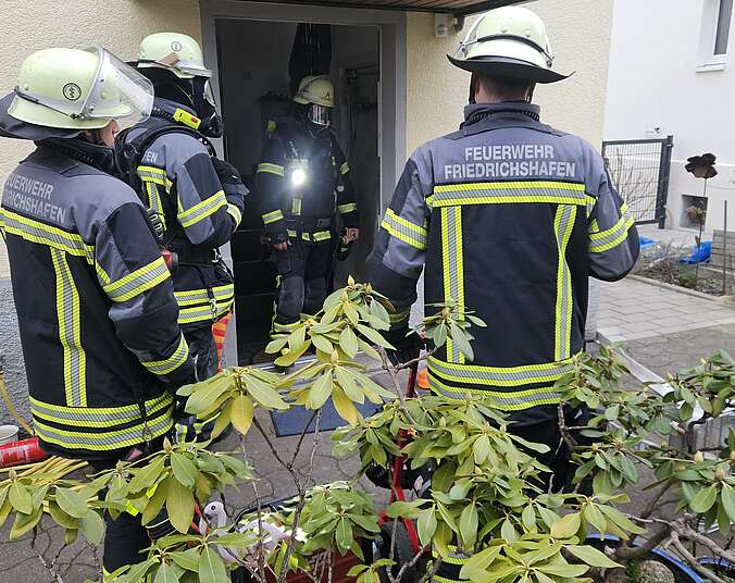 Einsatzkräfte bereiten die Entrauchung vor