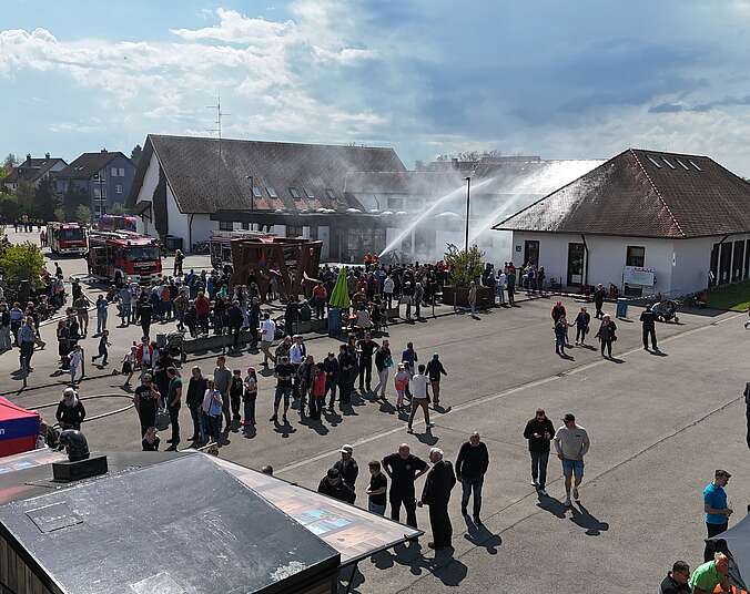 Blick von oben auf das Jubiläumsfest der Jugendfeuerwehr Kluftern