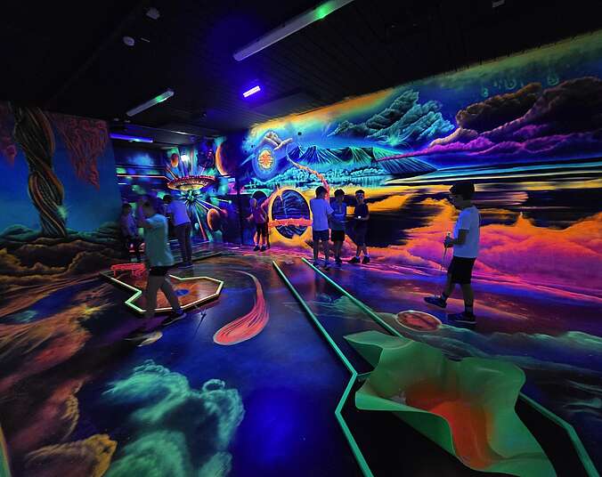 Die Jugendlichen beim Schwarzlicht-Minigolf
