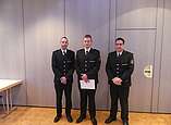 Beförderung zum Oberfeuerwehrmann:
v.l. Abteilungskommandant David Fischinger, Janus Christ, Kommandant Felix Engesser
