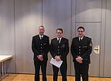 Beförderung zum Oberlöschmeister:
v.l. Abteilungskommandant David Fischinger, Alan Dittrich, Kommandant Felix Engesser