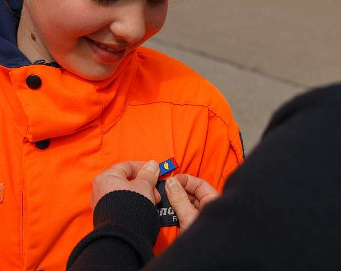 Das Mitglied der Jugendfeuerwehr erhält die Jugendflamme Stufe I